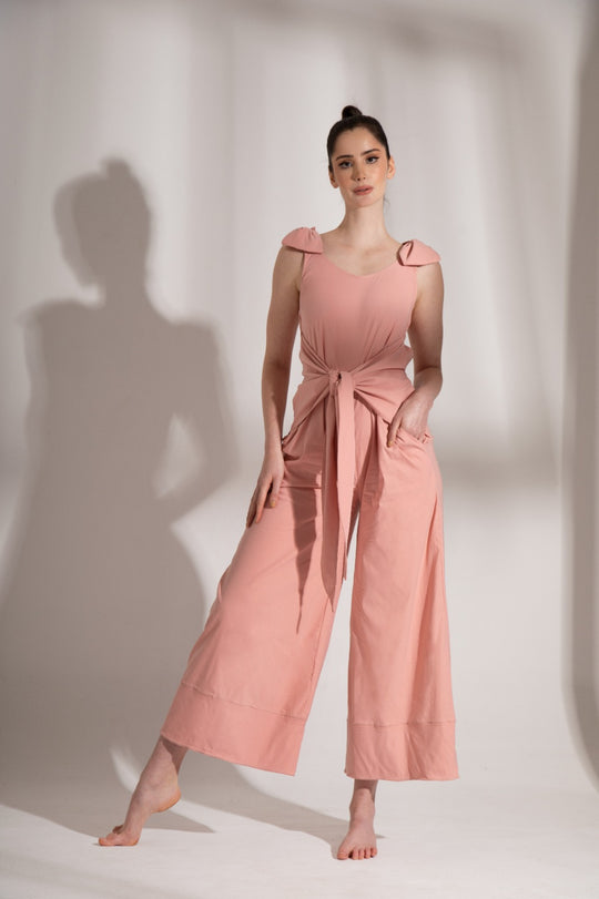 Vestido Resort Enterizo con Amarres Ajustables que se Adapta a Ti: Elegancia Personalizada para Cualquier Ocasión.