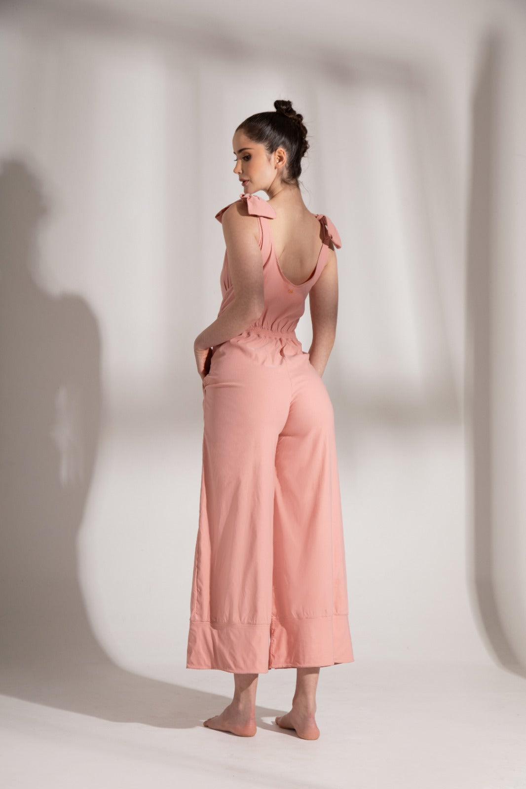Vestido Resort Enterizo con Amarres Ajustables que se Adapta a Ti: Elegancia Personalizada para Cualquier Ocasión.