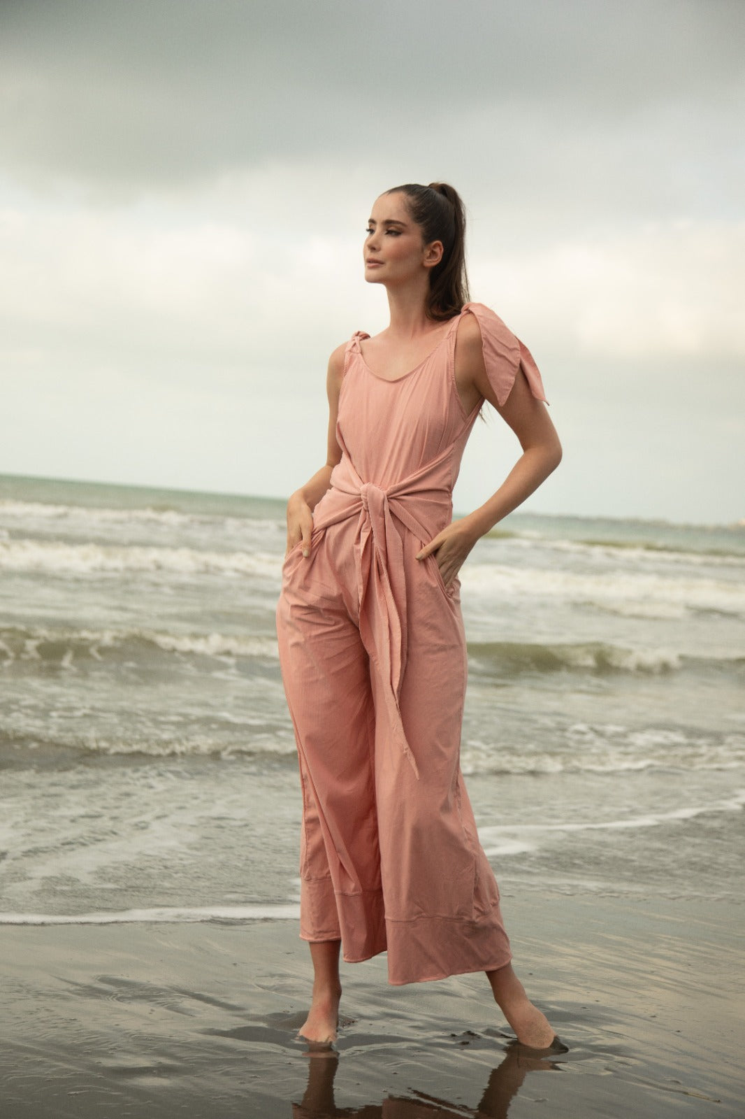 Vestido Resort Enterizo con Amarres Ajustables que se Adapta a Ti: Elegancia Personalizada para Cualquier Ocasión.